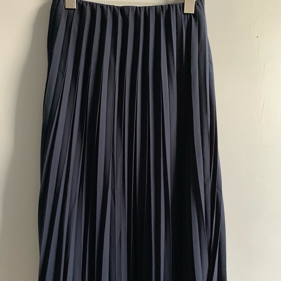 Uniqlo Dresses & Skirts - Uniqlo Pleated Midi Skirt